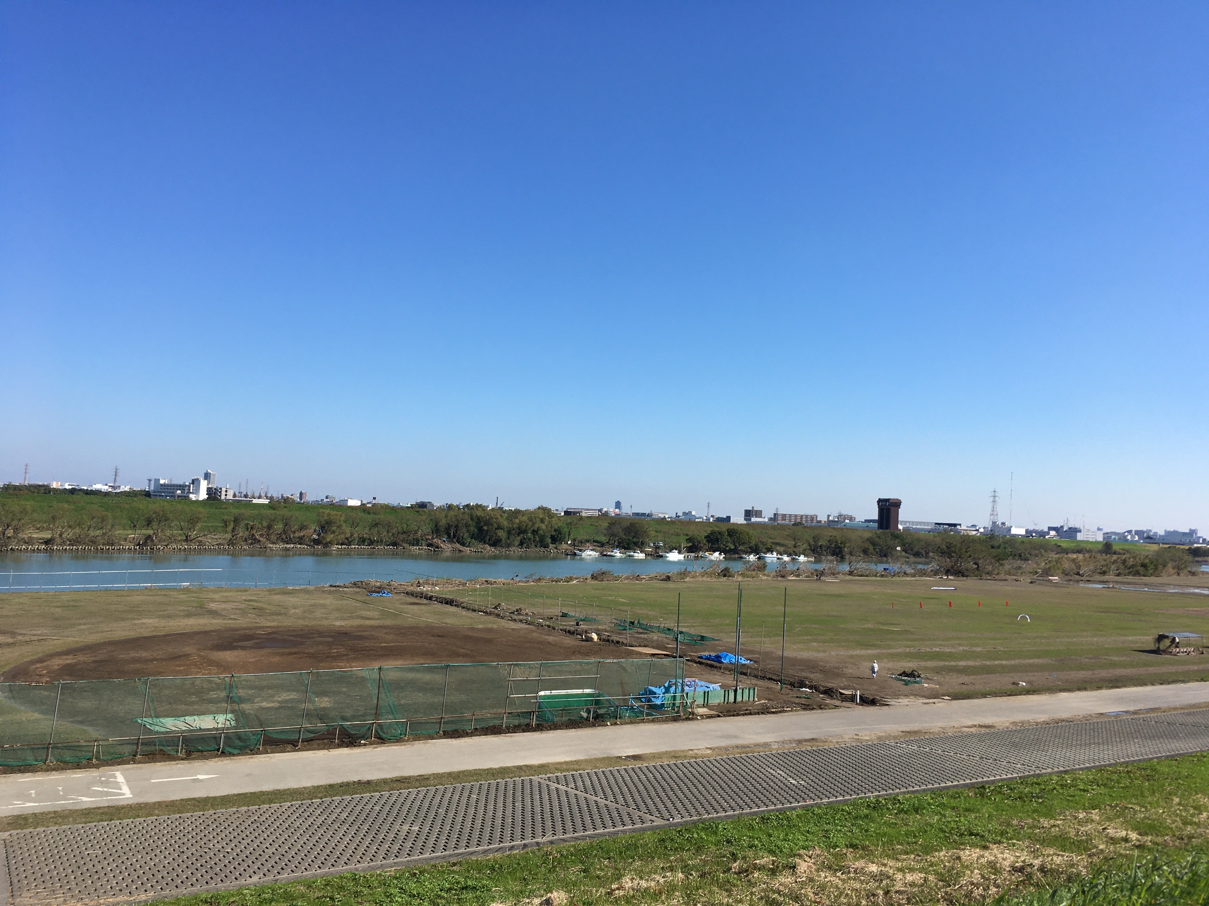 右岸　荒川堤防遊歩道から戸田市方面を眺める